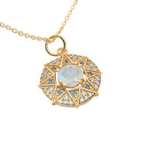 Collier doré médaille soleil pierre naturelle et zircons