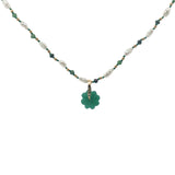 Collier doré fleur taillée dans de l'onyx verte perles de culture et dorées 60 cm