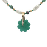 Collier doré fleur taillée dans de l'onyx verte perles de culture et dorées 60 cm