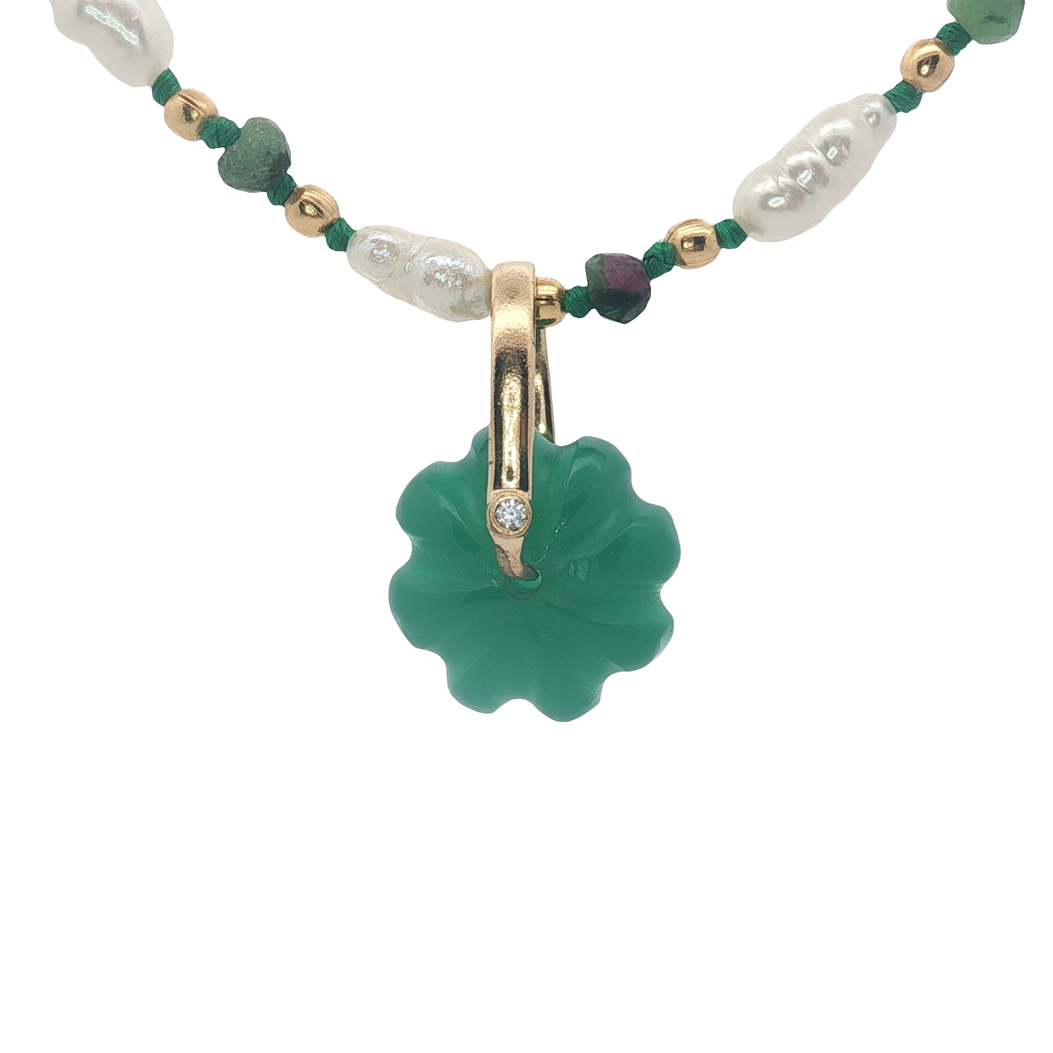 Collier doré fleur taillée dans de l'onyx verte perles de culture et dorées 60 cm