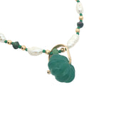 Collier doré fleur taillée dans de l'onyx verte perles de culture et dorées 60 cm