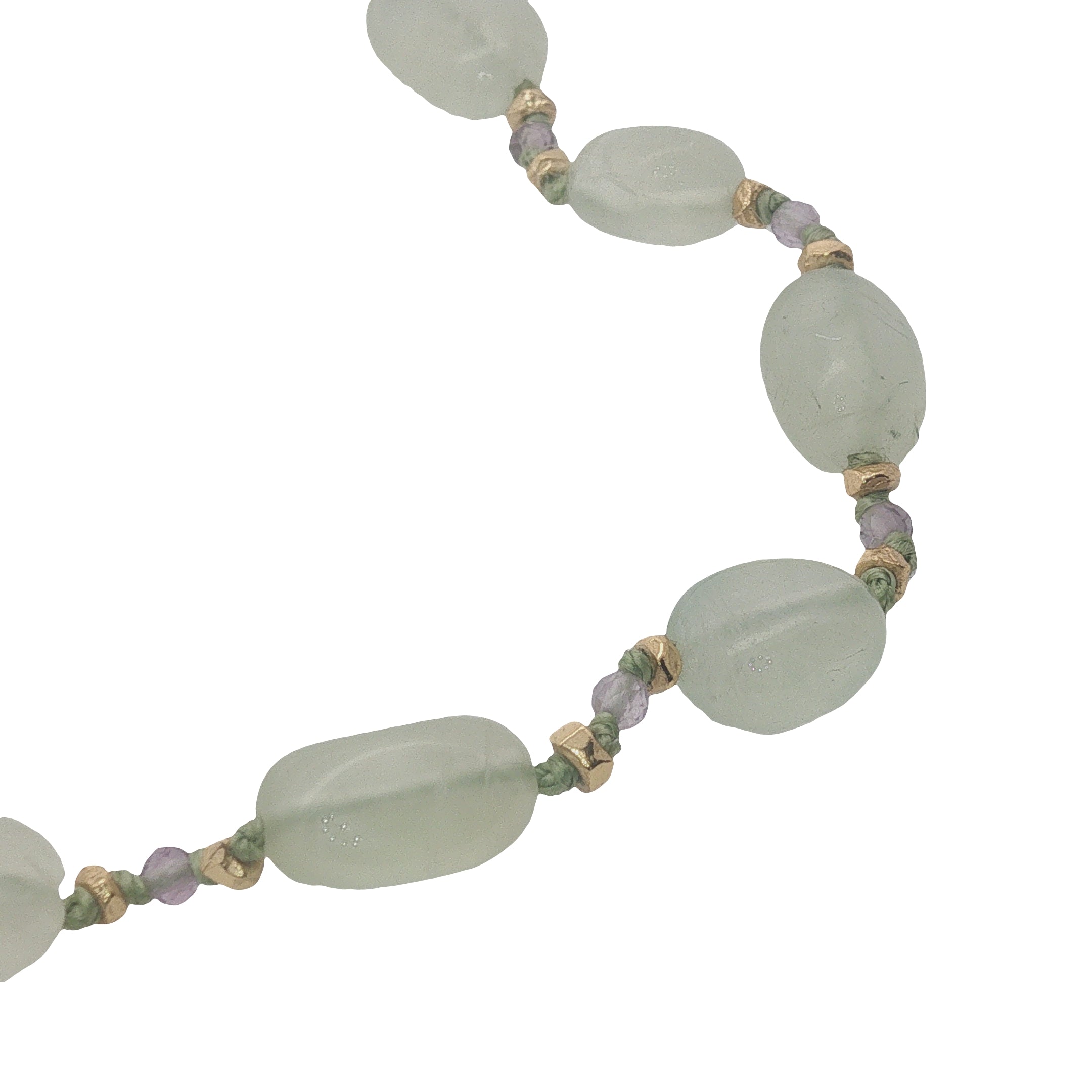 Collier doré prehnite, améthyste, perles dorées et noeuds 50 cm