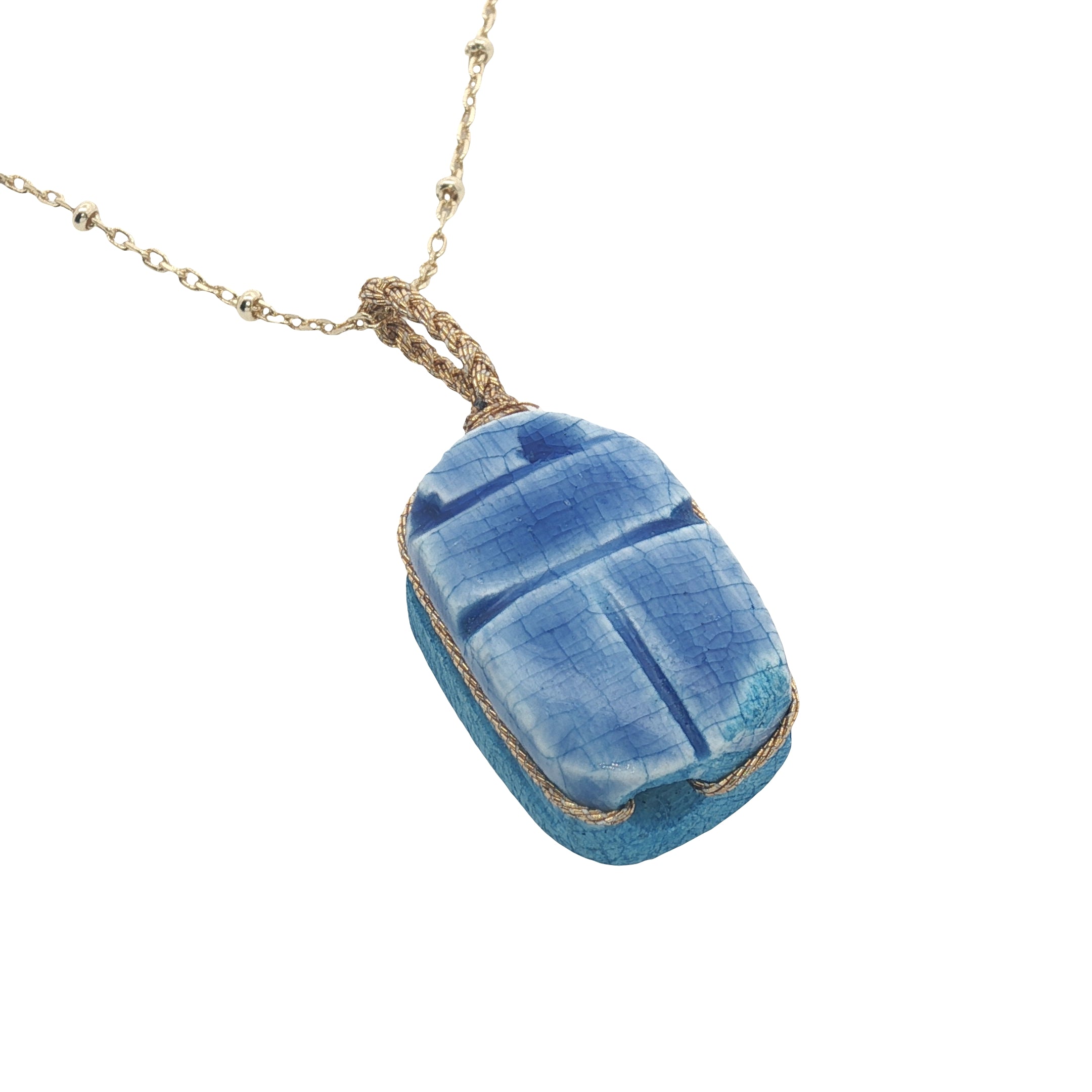 Collier doré scarabée en céramique teintée en bleu 60 cm