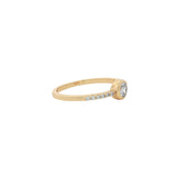 Bague dorée solitaire zircon rond avec zircons autour