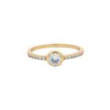 Bague dorée solitaire zircon rond avec zircons autour