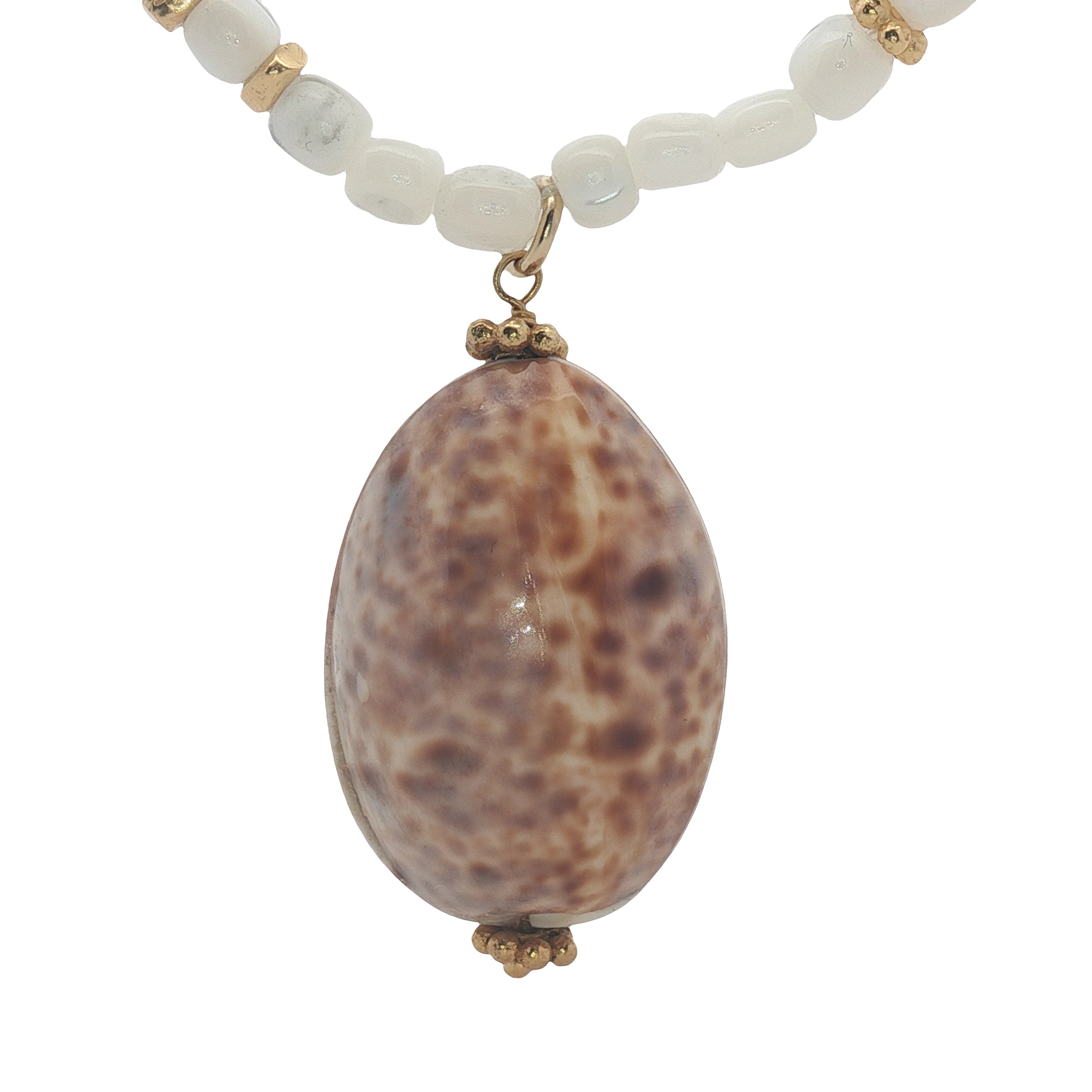 Collier doré coquillage perles en nacre et perles dorées 75 cm