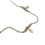 Collier doré fil vert péridot, pampilles et perles dorées 60 cm