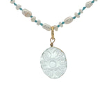 Collier doré fleur taillée dans de l'apatite petites perles de culture 50 cm