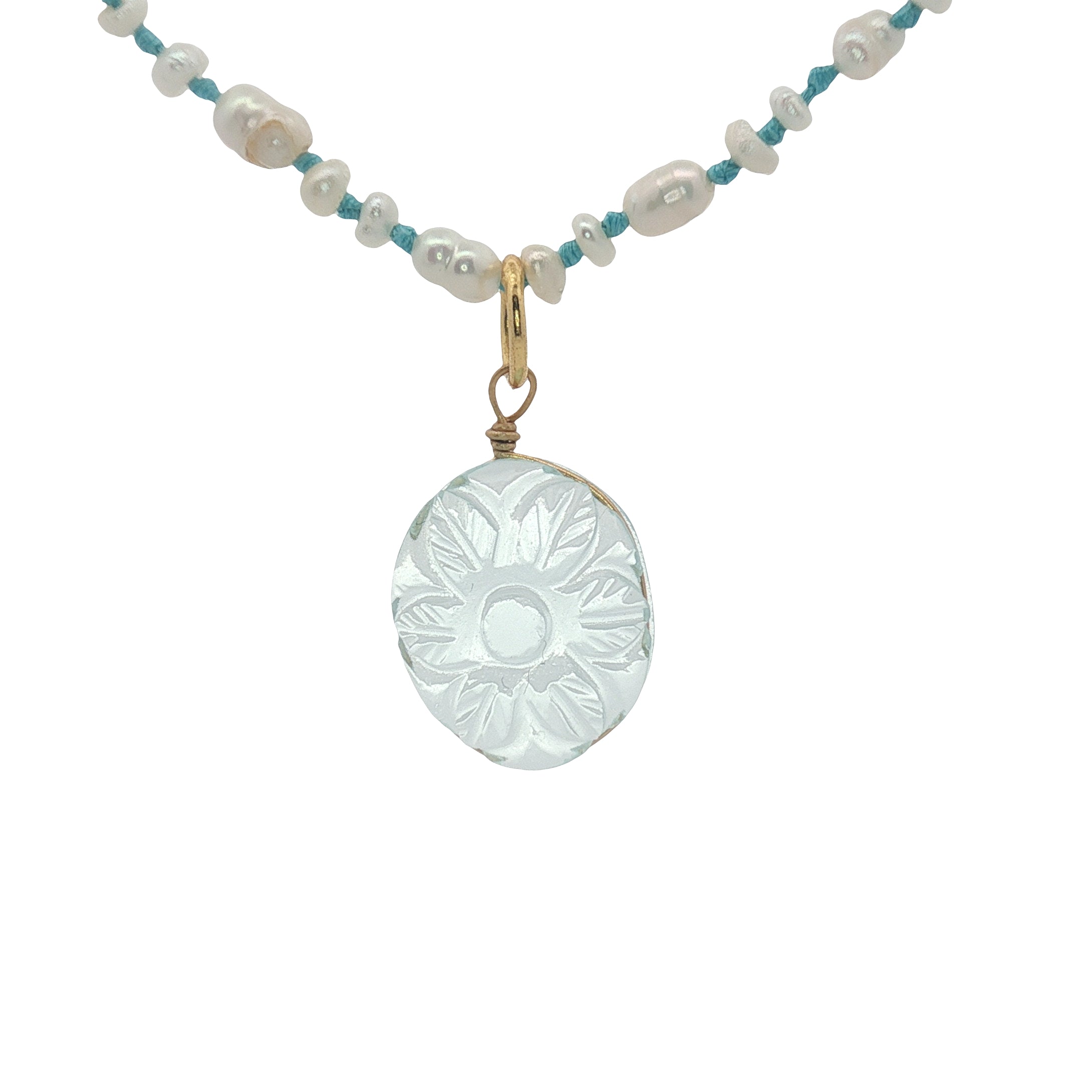 Collier doré fleur taillée dans de l'apatite petites perles de culture 50 cm
