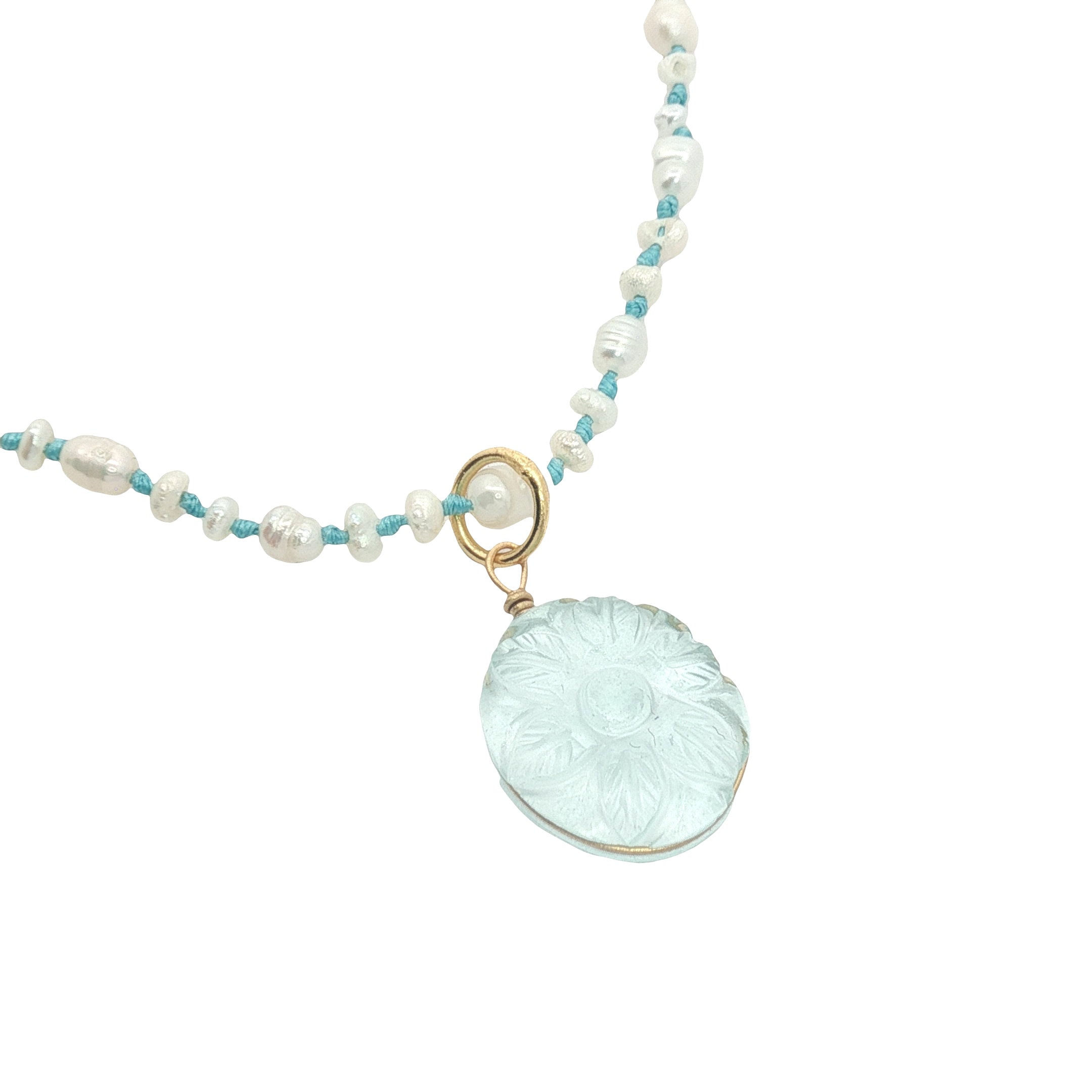 Collier doré fleur taillée dans de l'apatite petites perles de culture 50 cm