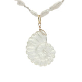 Collier doré perles de culture et noeuds blancs escargot en quartz citron 50 cm