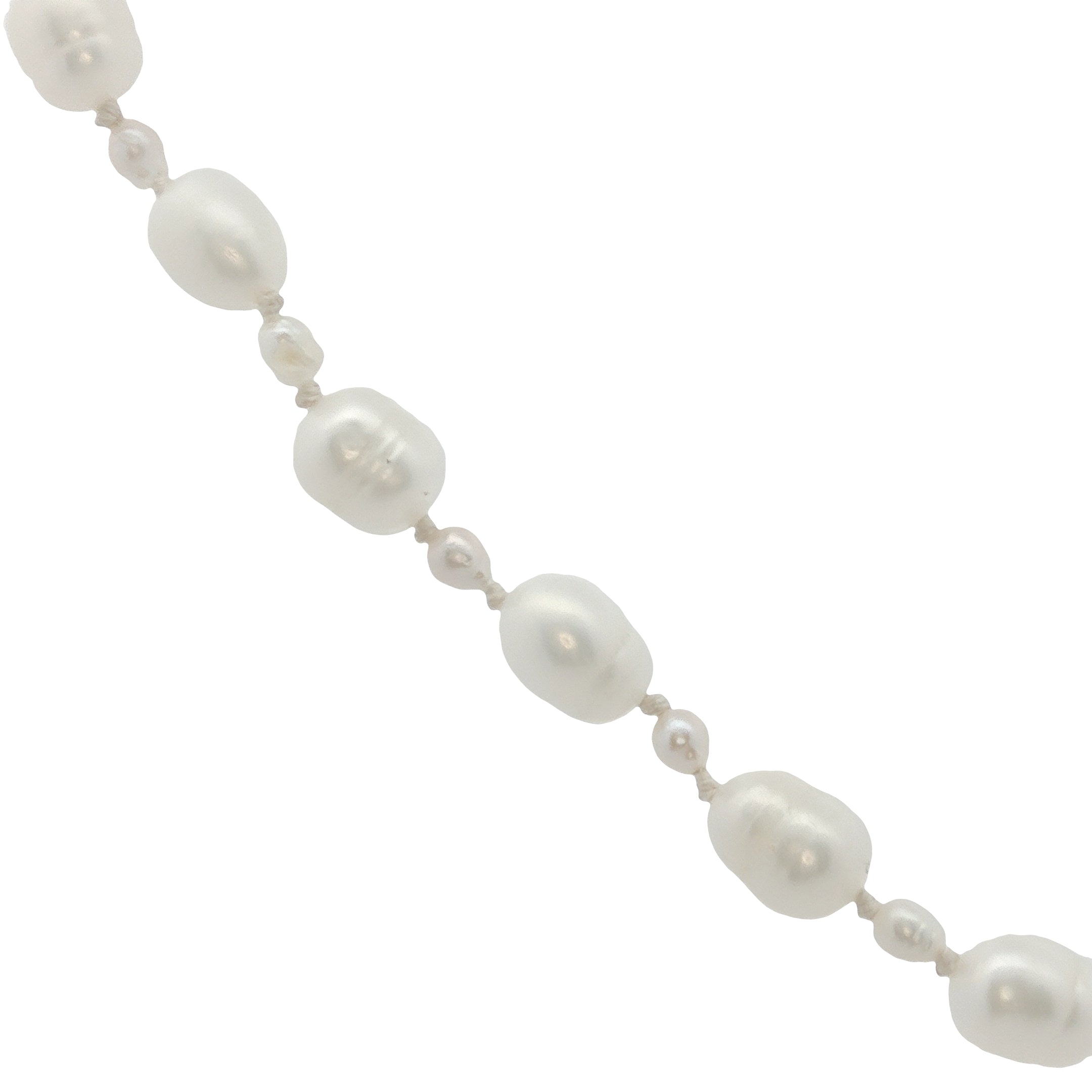 Collier doré alternance petites et grandes perles de culture avec noeuds blancs 38 cm