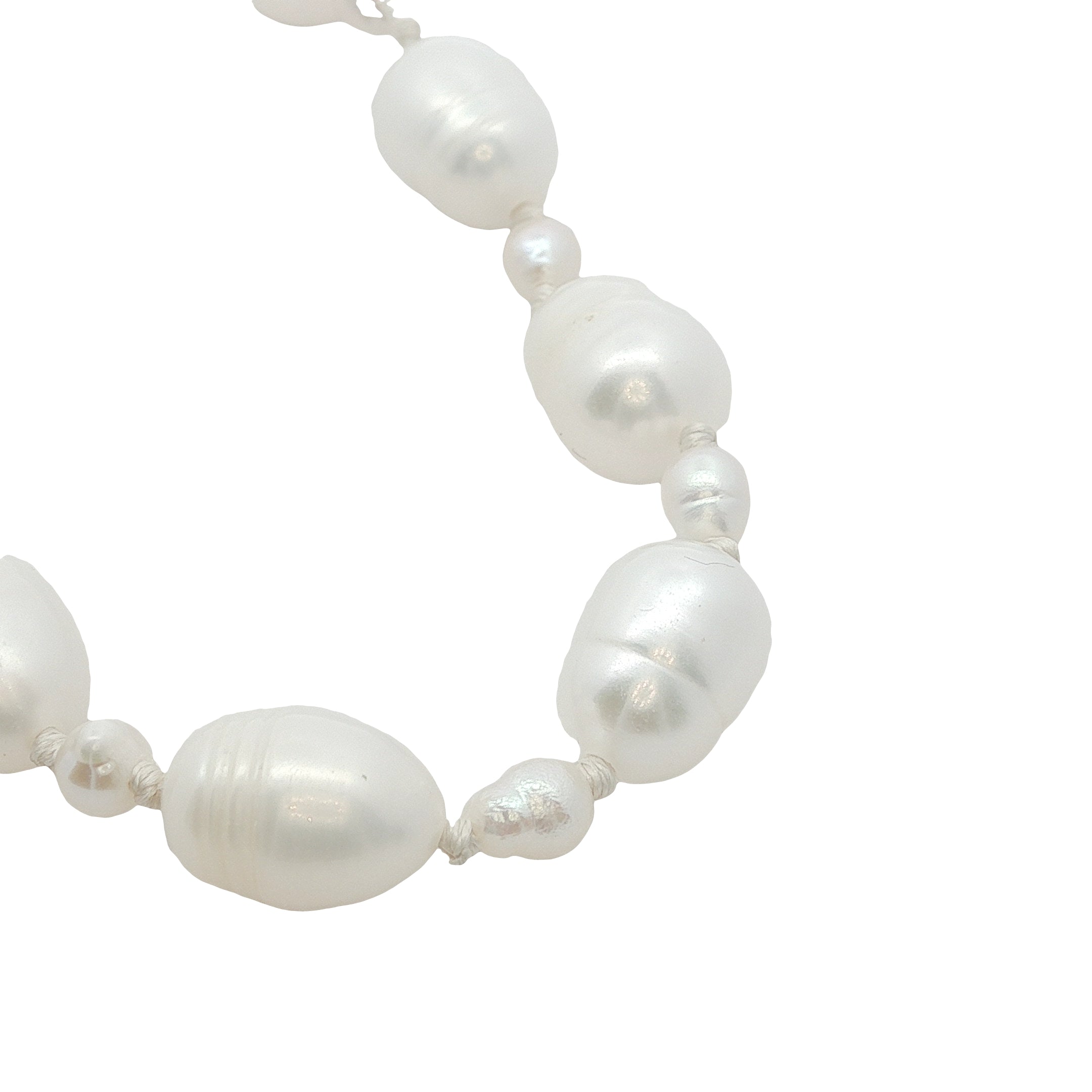 Collier doré alternance petites et grandes perles de culture avec noeuds blancs 38 cm