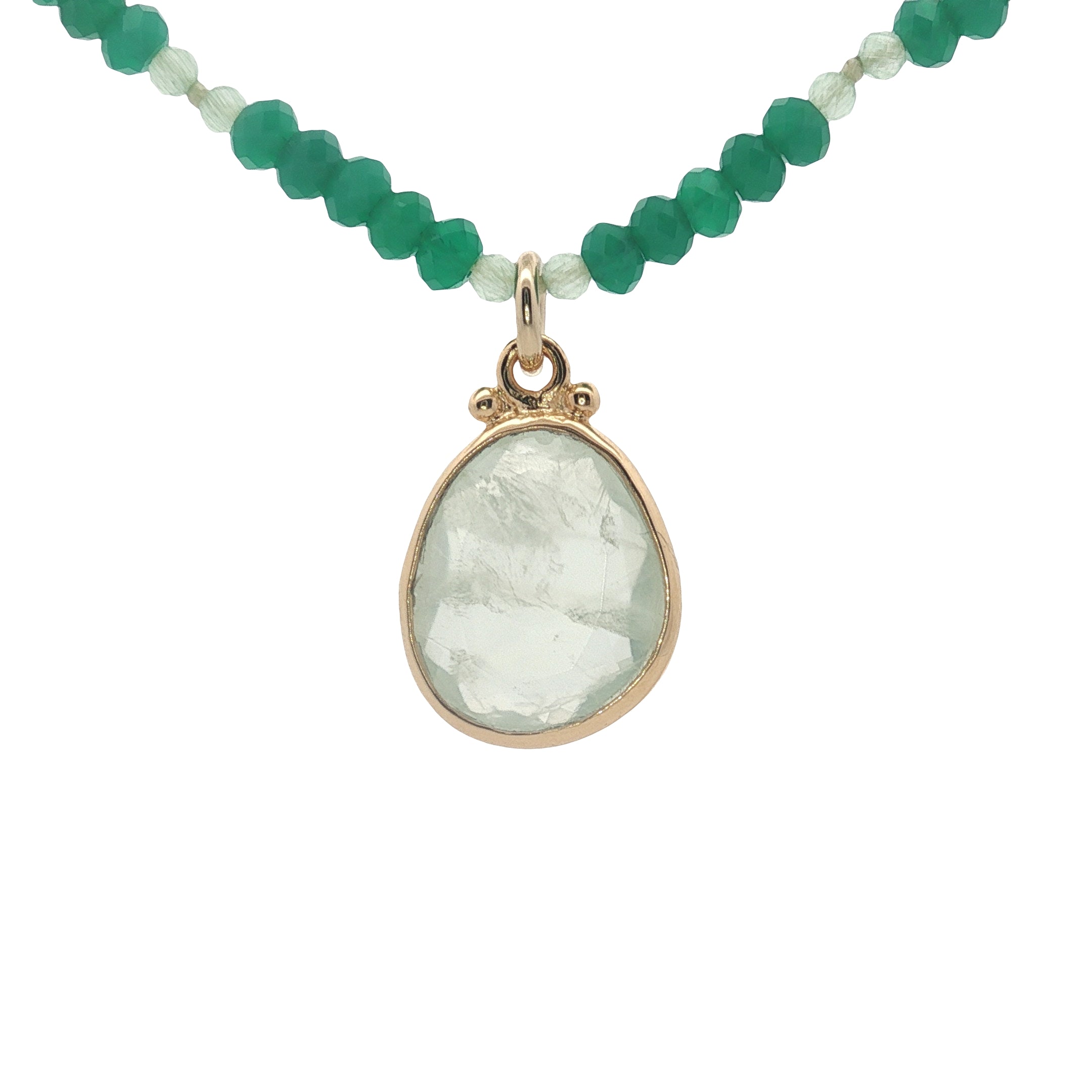 Collier doré en onyx verte, prehnite et boules dorées 42 cm