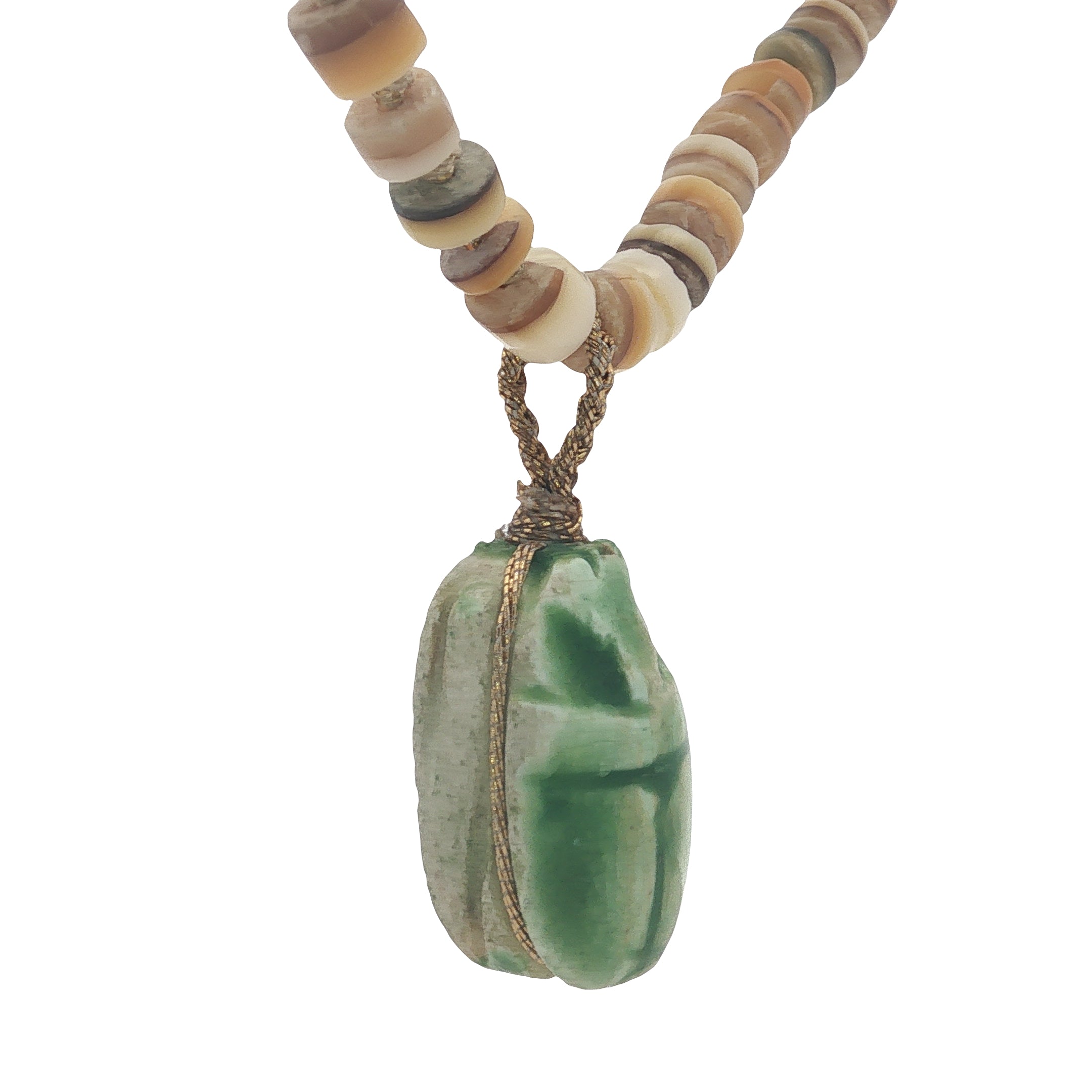 Collier doré disques de coquillage et scarabée vert 68 cm