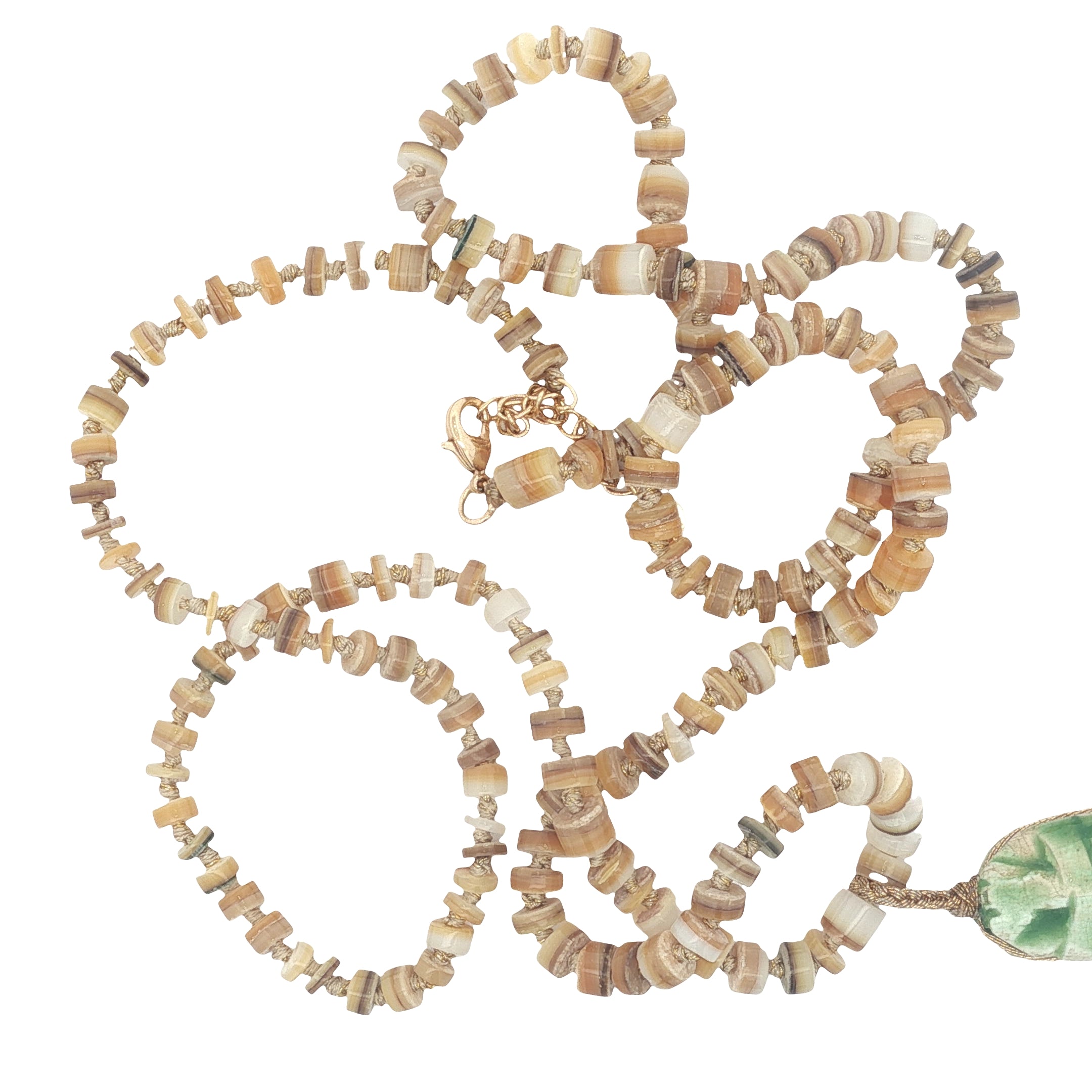 Collier doré disques de coquillage et scarabée vert 68 cm