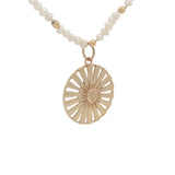 Collier doré médaille soleil et lune perles de culture 42 cm