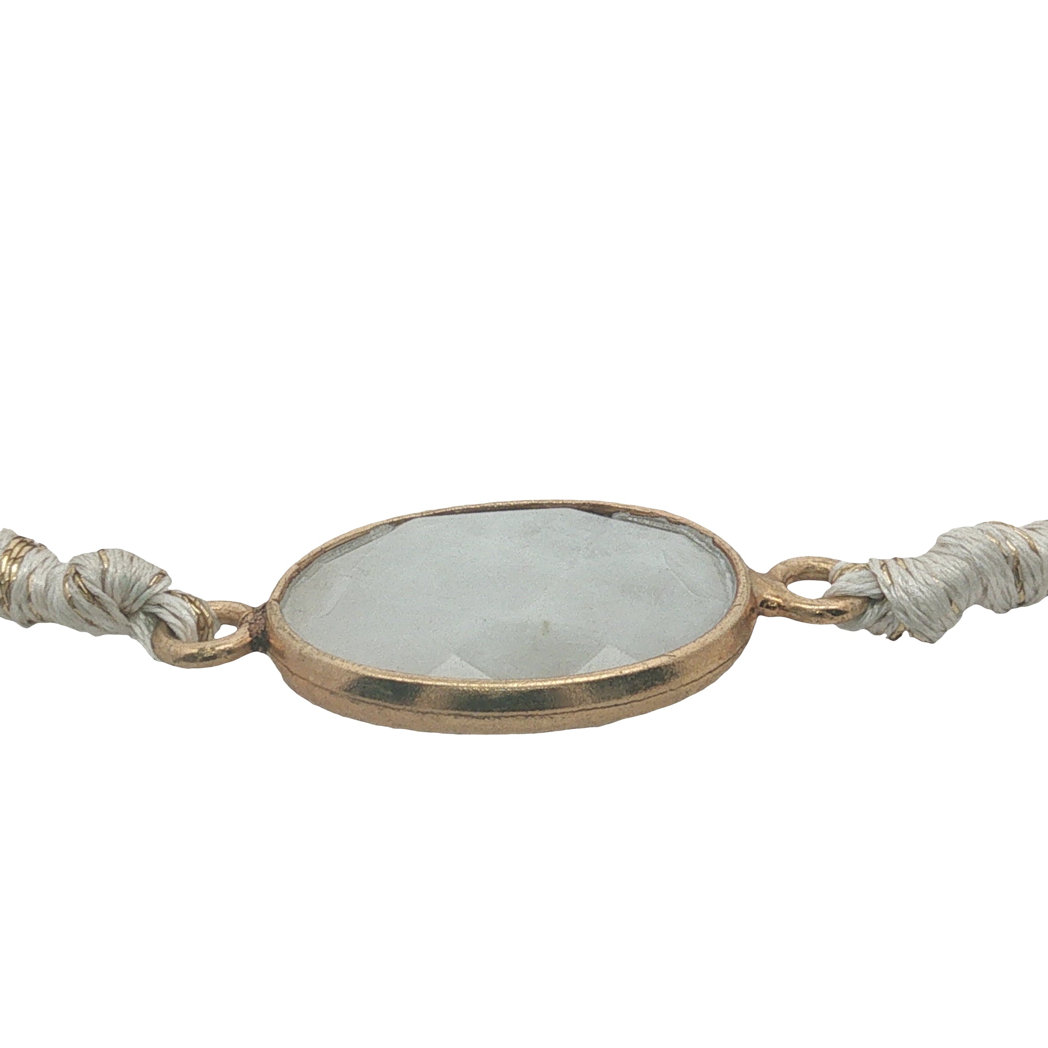 Bracelet cordon crème avec pierre de lune ovale cerclée de doré