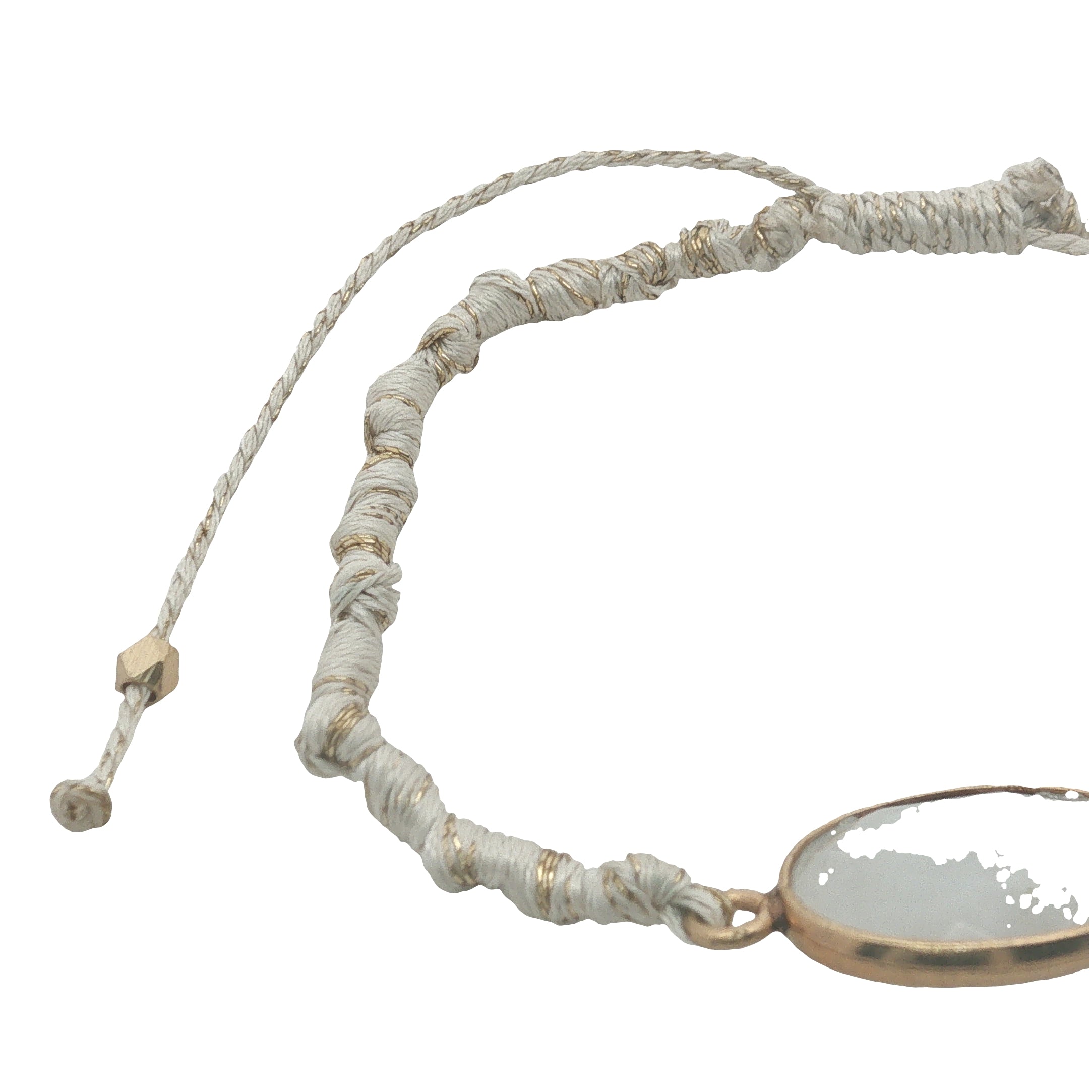 Bracelet cordon crème avec pierre de lune ovale cerclée de doré