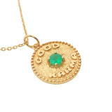 Collier doré médaille texturée "good karma" et onyx verte 42 cm