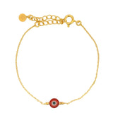 Bracelet doré et oeil rouge