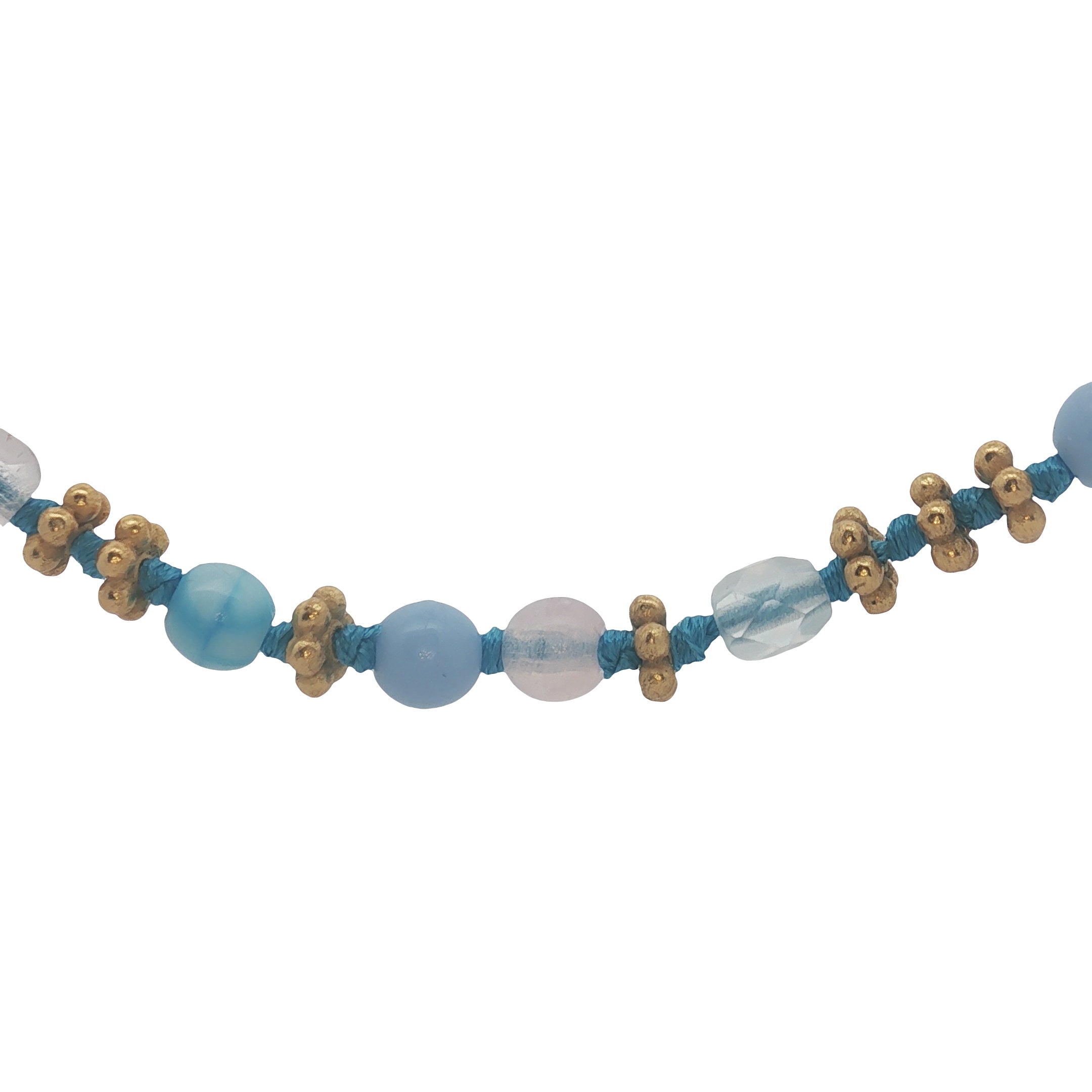 Collier doré perles bleu ciel et blanches, couronnes dorées et noeuds bleu jeans 42 cm