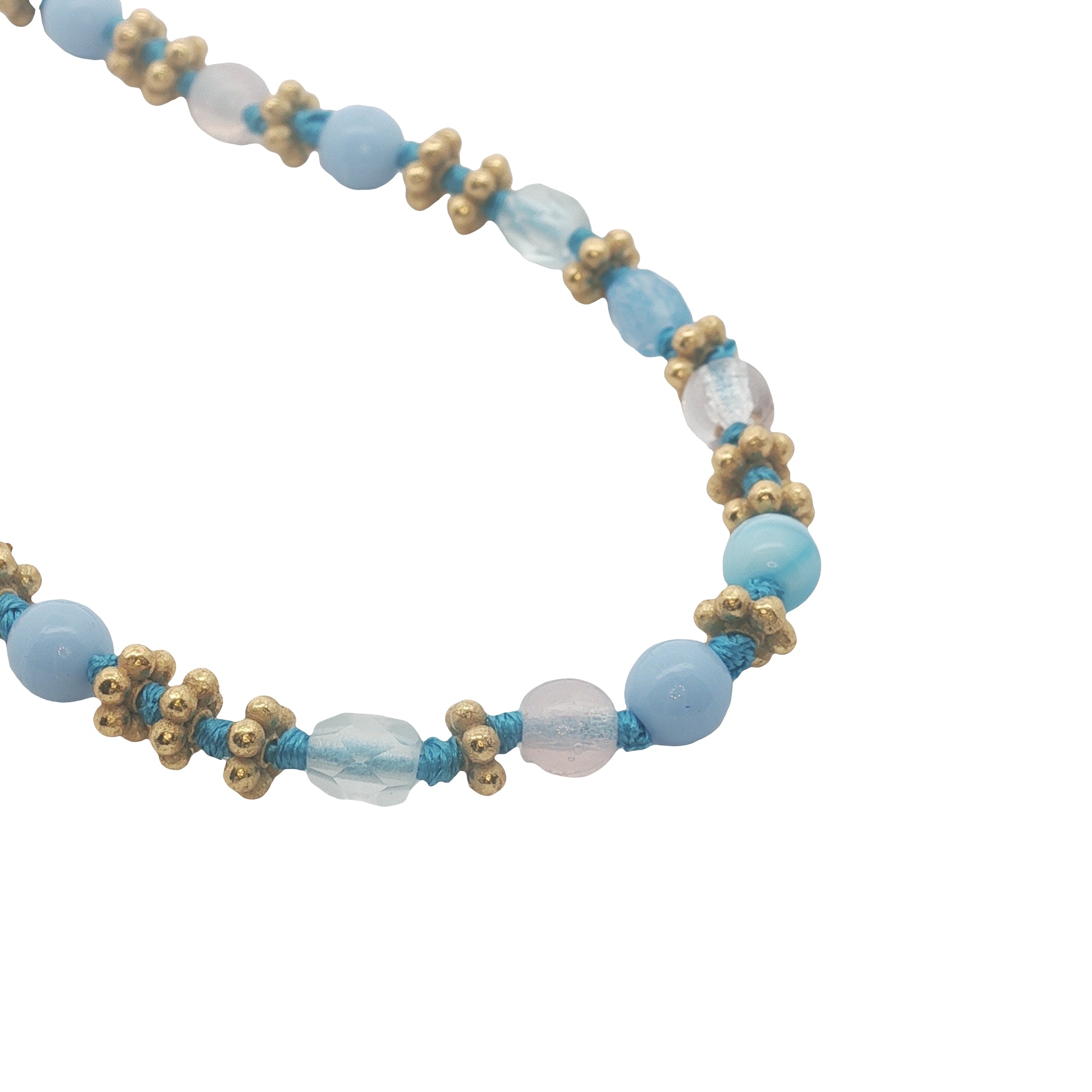 Collier doré perles bleu ciel et blanches, couronnes dorées et noeuds bleu jeans 42 cm
