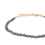 Bracelet doré avec alternance de grenat et iolite