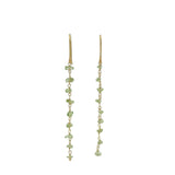 Boucles d'oreilles dorées pendantes avec peridot taillée brut