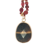 Collier doré mix perles rouges oeil de tigre ovale 60 cm
