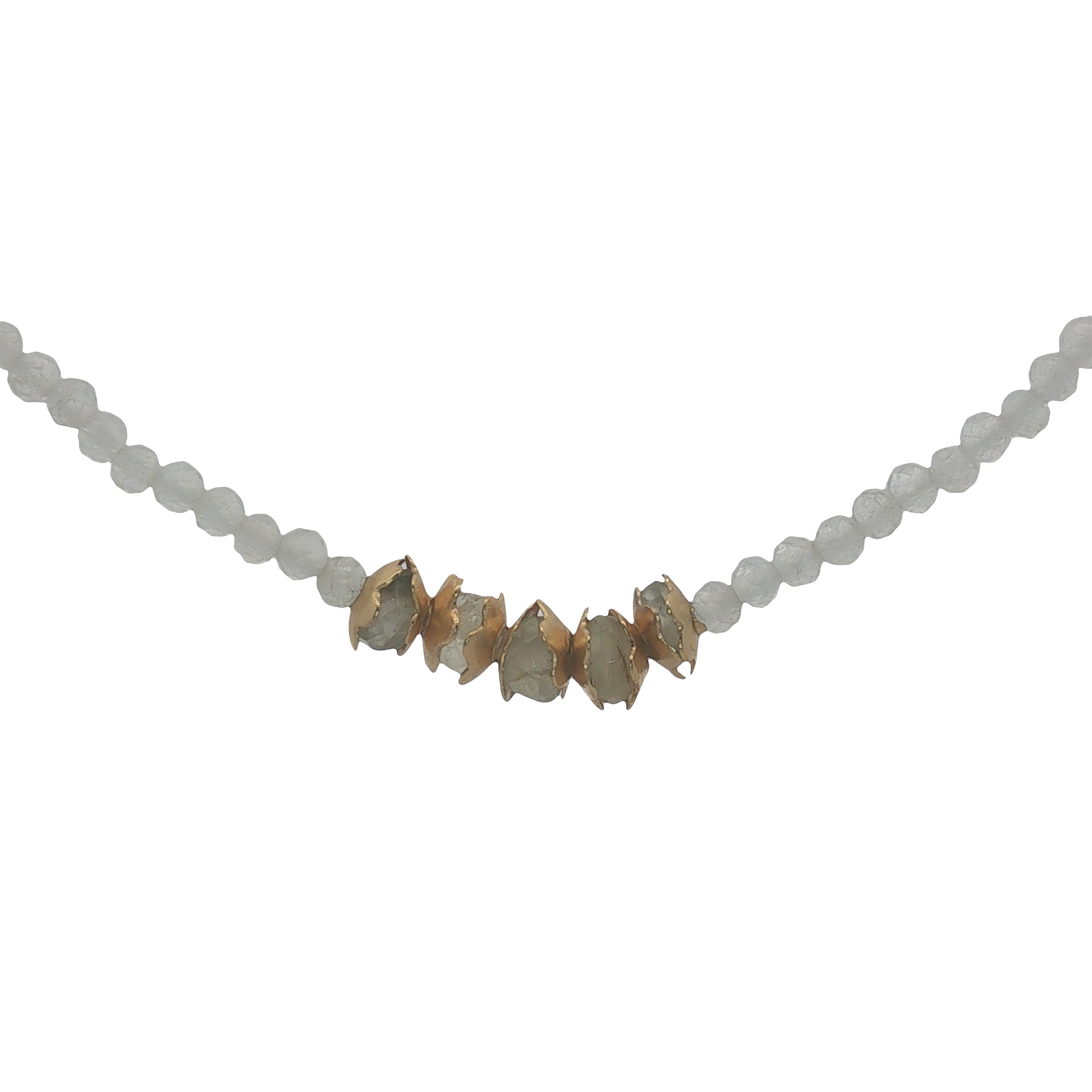 Collier doré pierre de lune avec petites perles et coupoles dorées 42 cm