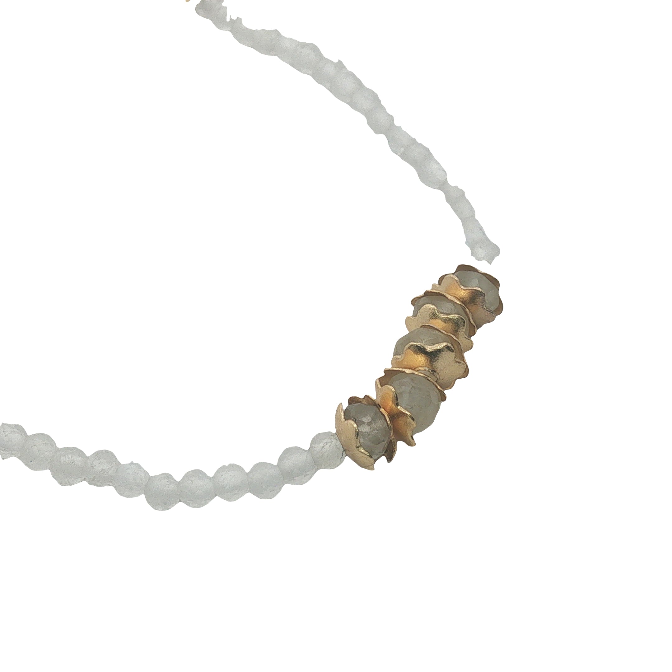 Collier doré pierre de lune avec petites perles et coupoles dorées 42 cm