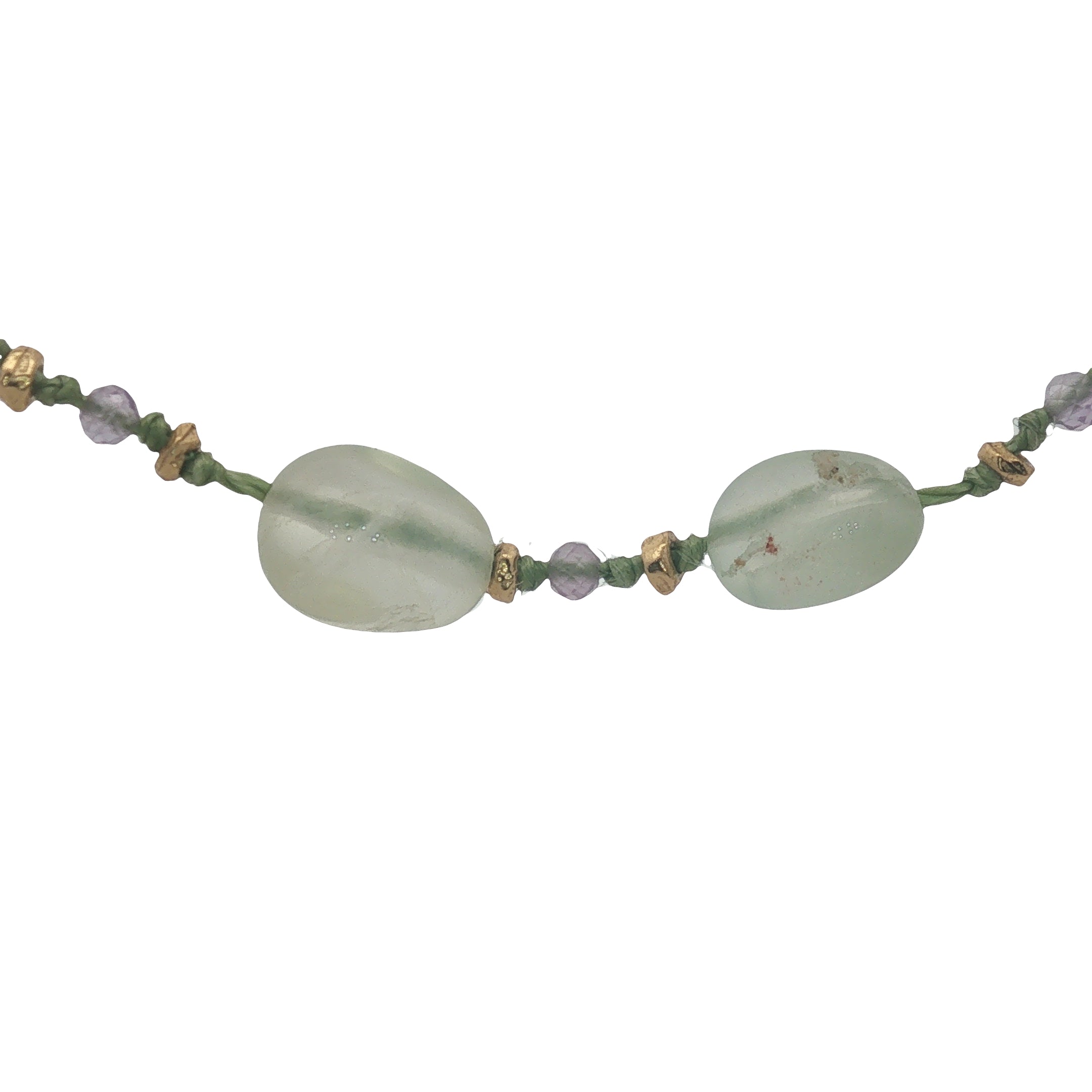 Collier doré prehnite, améthyste, perles dorées et noeuds verts