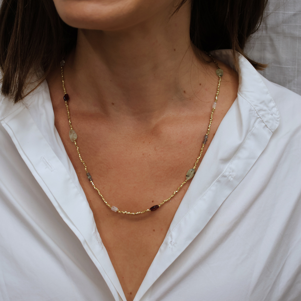 Necklace with golden pearls and stones
