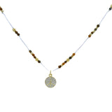Collier doré fil blanc oeil de tigre facettées et médaillon peace 42cm