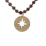 Collier médaillon doré zircons étoile des vents perles bois marron 90 cm