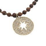 Collier médaillon doré zircons étoile des vents perles bois marron 90 cm