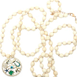 Collier médaillon doré perles en os symboles chance 90 cm