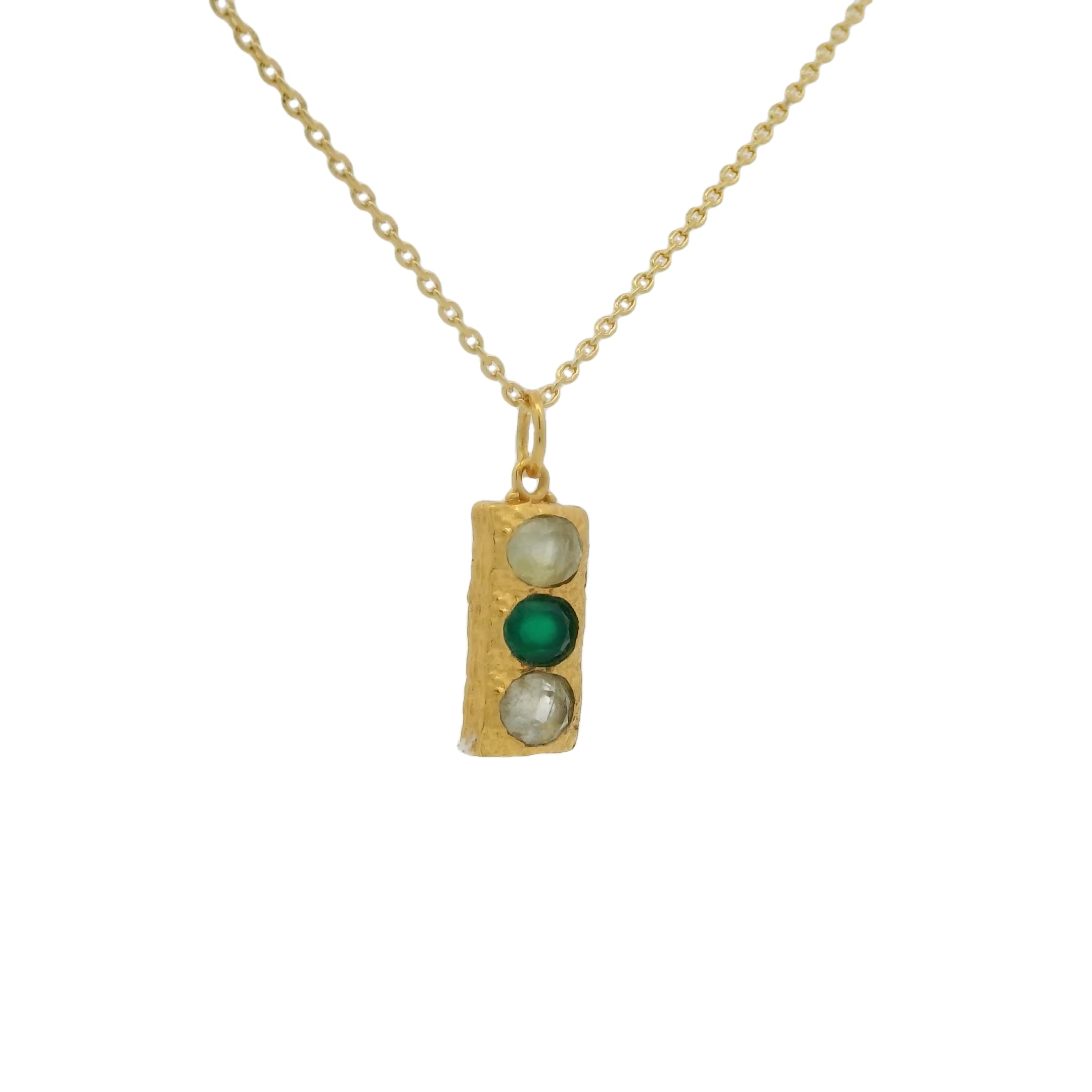 Collier doré plaque martelée trilogie en prehnite, onyx verte et pierre de lune 42 cm