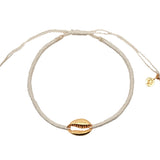 Bracelet sur cordon crème avec cauri doré