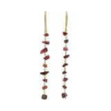 Boucles d'oreilles dorées pendantes avec grenat taillée brut