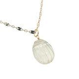Collier doré scarabée taillé dans du quartz citron 42 cm