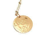 Collier doré médaille gravée de feuilles et "LUCKY YOU" 50 cm