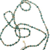 Collier doré perles vertes avec couronnes dorées 75 cm