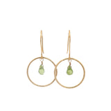 Boucles d'oreilles dorées anneau et goutte en peridot
