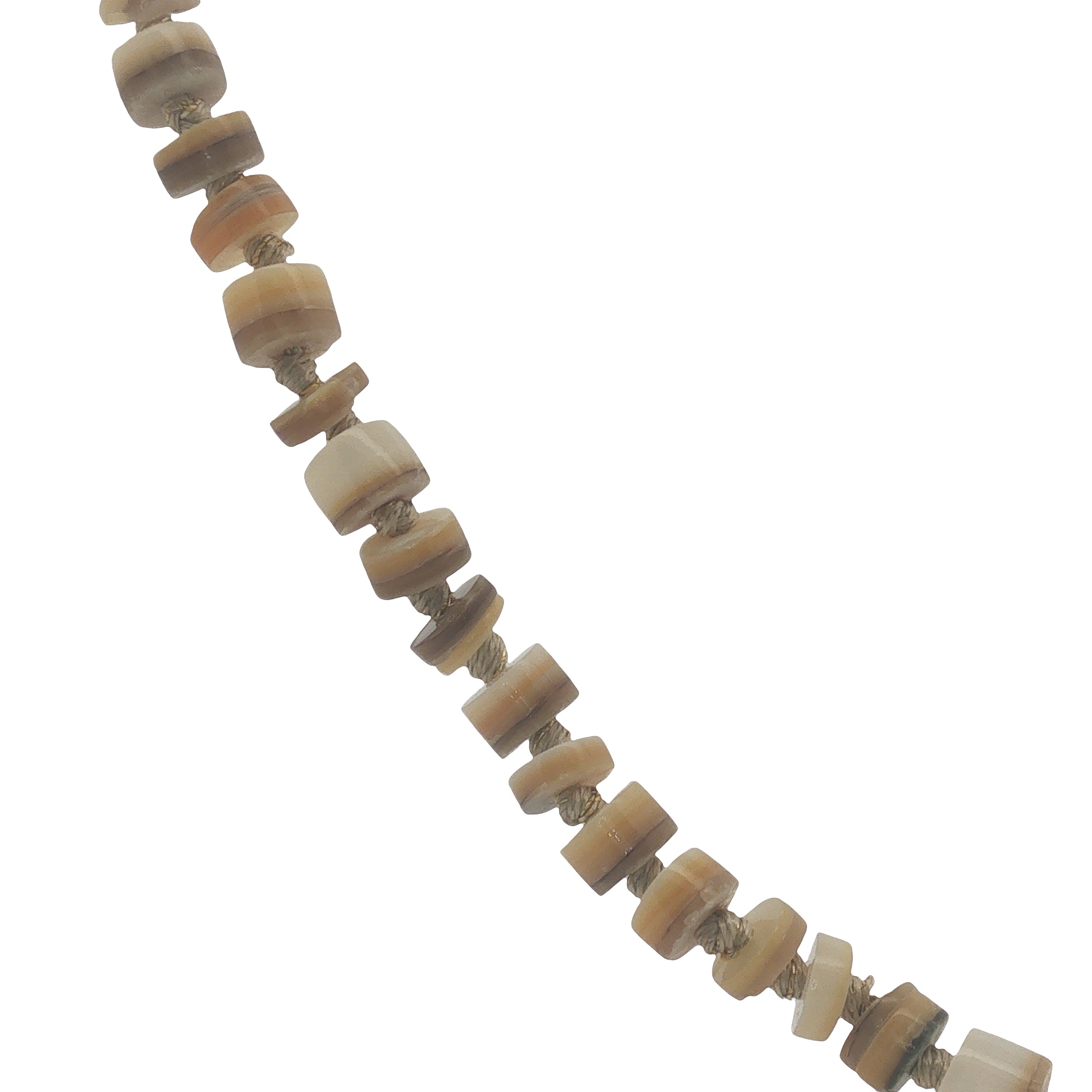 Collier doré avec disques de coquillages beige et blanc 64 cm