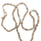 Collier doré avec disques de coquillages beige et blanc 64 cm