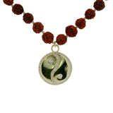 Collier rudraksha médaille yin & yang doré avec zircons 84 cm