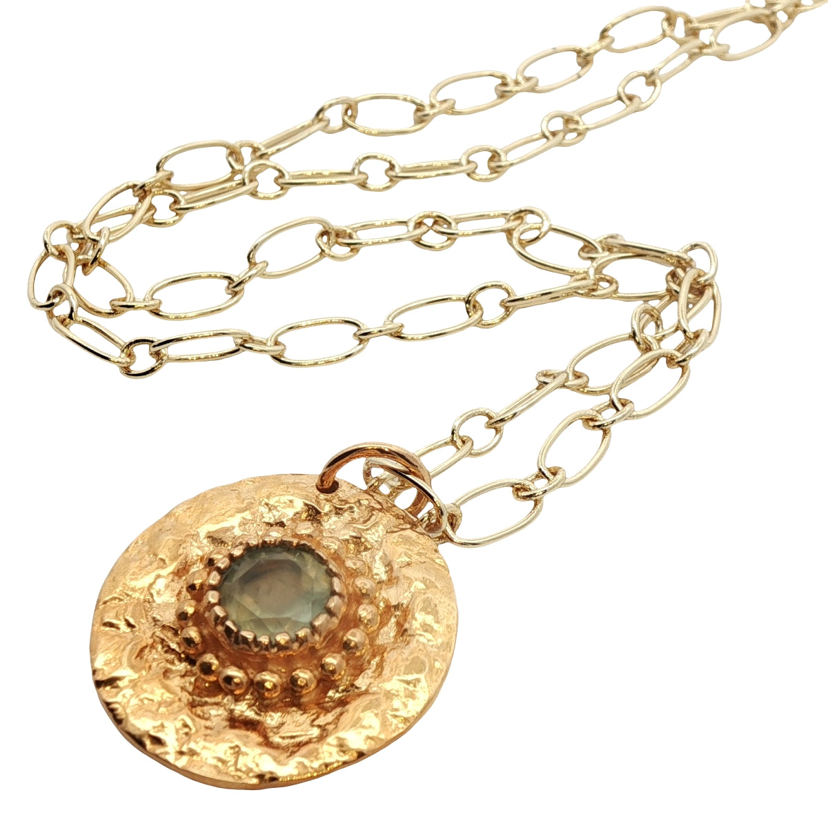 Collier doré médaille martelée et prehnite facettée 50 cm