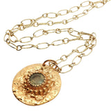 Collier doré médaille martelée et prehnite facettée 50 cm